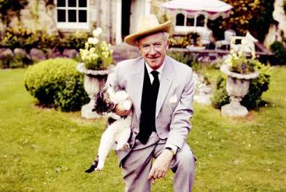 Cecil Beaton with Mickey the cat, Reddish house (self-portrait)