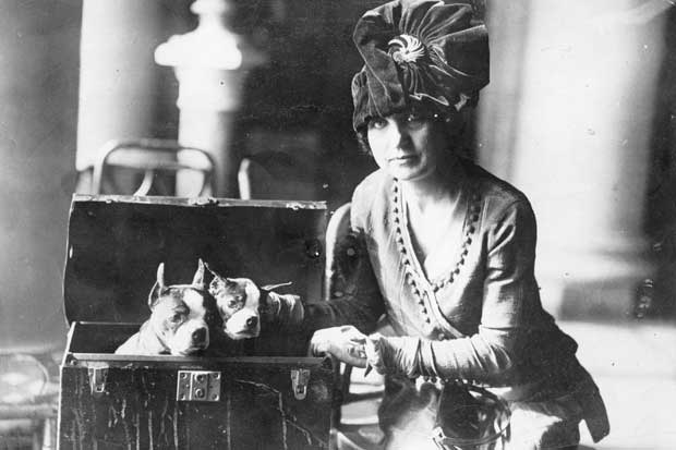 Three glamorous guests, 1921