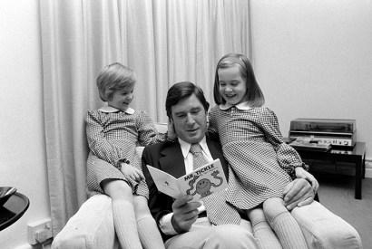 Roger Hargreaves reading to his twin daughters. Credit: Getty Images